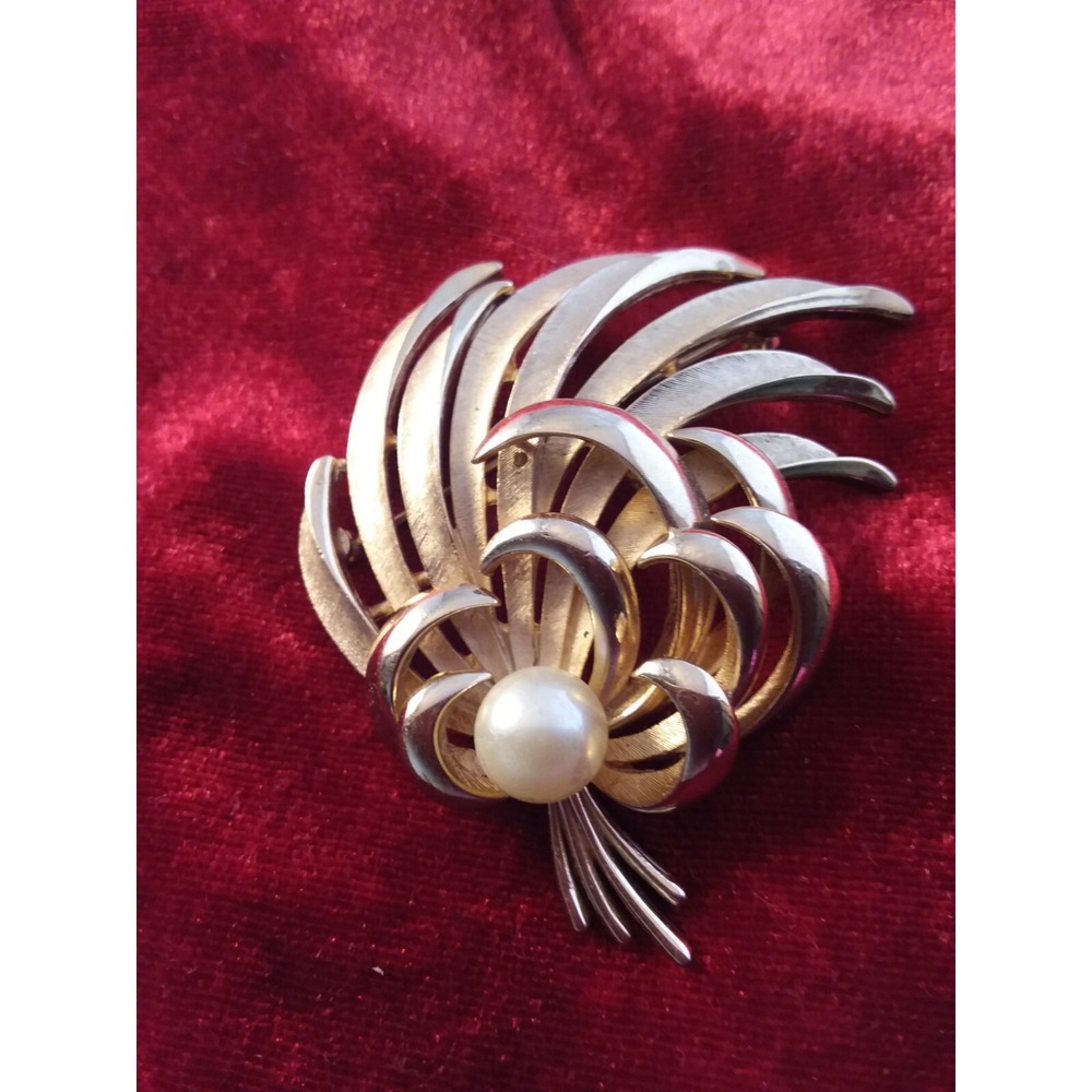 VINTAGE 1960S Crown Trifari Brooch Gold Tone Faux Pearl Large  Pin 2.5 inch.